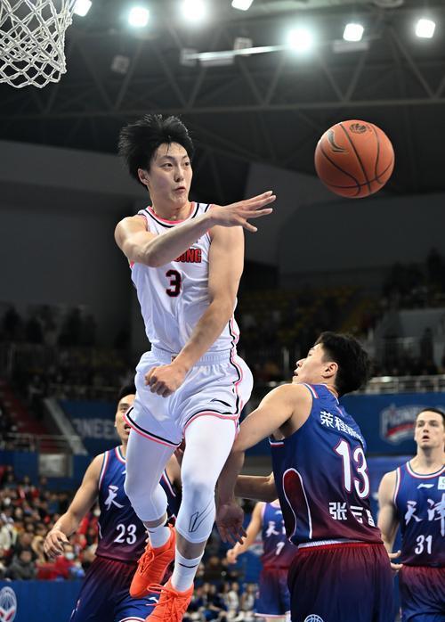关于紧逼防守压制对手，球队时隔多年再登CBA巅峰的信息
